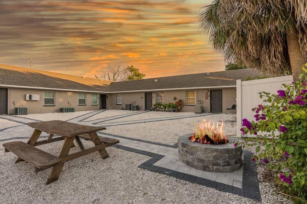 Driftwood Castle Urban Oasis With Firepit Near Convention Center And Amalie Arena, Room For 6 Tampa Bagian luar foto